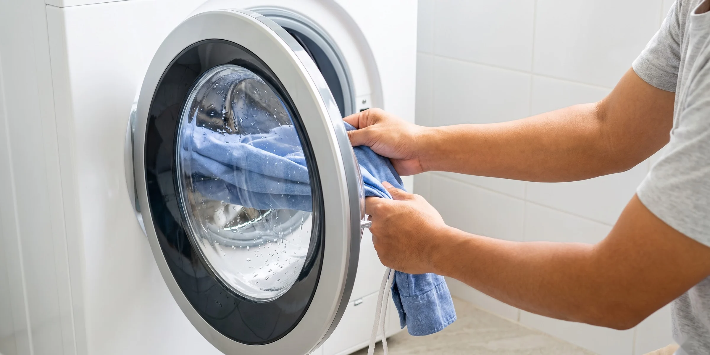 Kéo vạt áo và dây rút bị kẹt giữa mép cửa và ron cửa máy giặt cửa trước