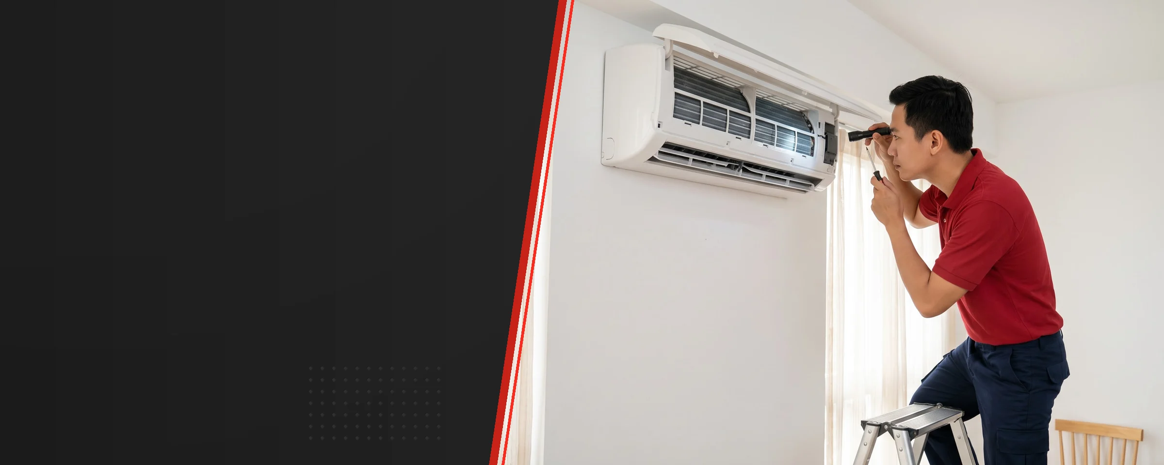 Soi đèn pin kiểm tra dàn lạnh máy lạnh treo tường đã mở nắp