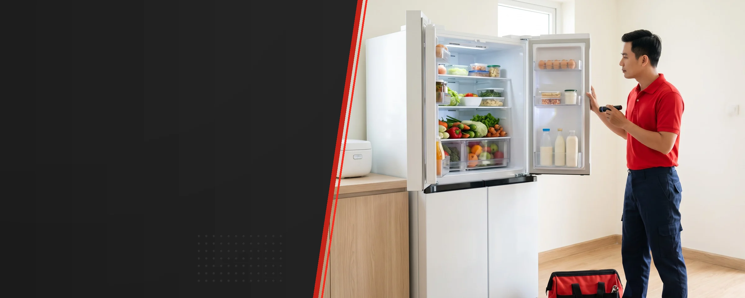 Soi đèn pin kiểm tra tủ lạnh bốn cánh đang mở cửa