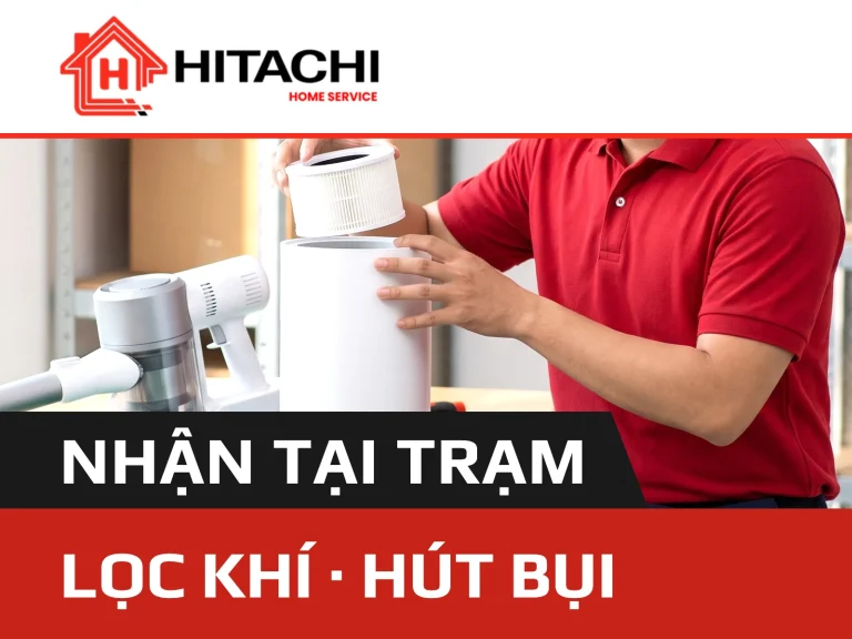 thợ nhấc lõi lọc khỏi máy lọc không khí trên bàn kỹ thuật, cạnh máy hút bụi cầm tay — nhận sửa tại trạm
