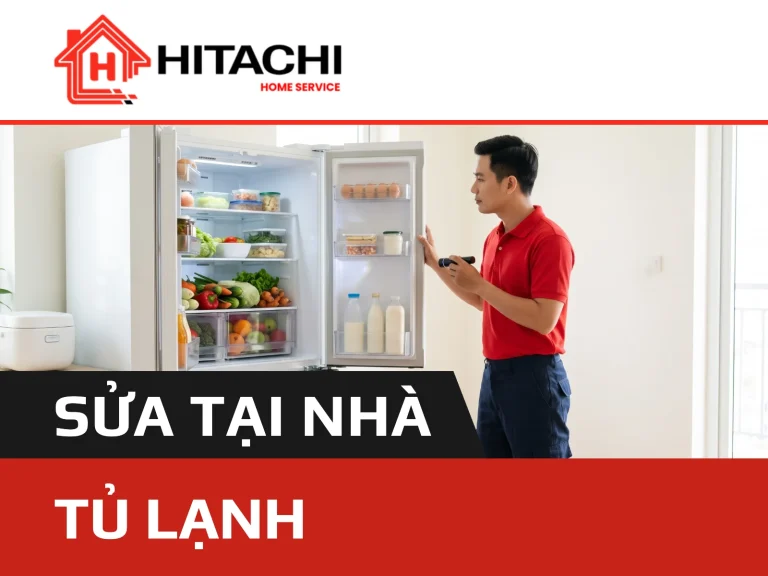 thợ cầm đèn pin đứng cạnh tủ lạnh đang mở cánh, ngăn mát đầy thực phẩm — dịch vụ sửa tủ lạnh tại nhà